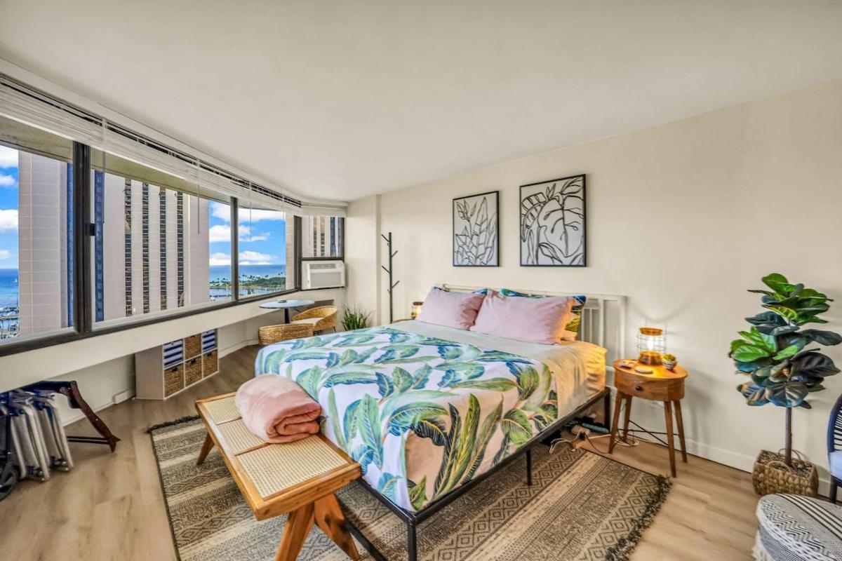 Oceanview Freshly Renovated Free Parking Wifi Apartment